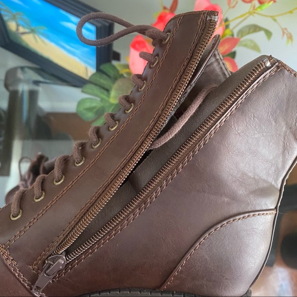 Closed Round Toe Lace-Up Block Heel Combat Boots - Picture 7 of 15